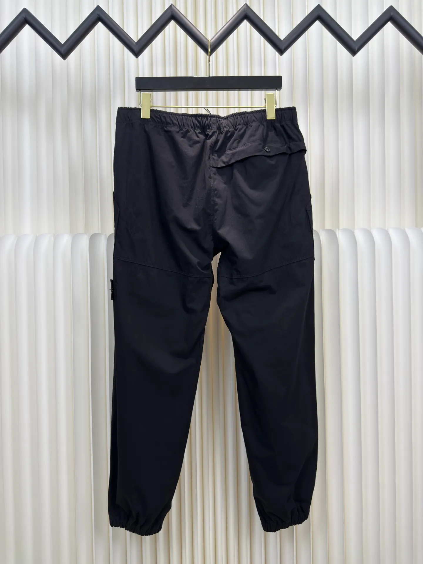 P450 Stonelsland emblem casual trousers, genuine version - physical counter - top luxury quality 🆚Instant sale of all versions on the market. Customized Yunmian Yixu moisture-permeable soft satin, refreshing and breathable, comfortable and skin-friendly. The black base is calm and atmospheric. The iconic Stonesland emblem on the side of the trousers is like a unique medal, highlighting the brand's imprint. Abandoning complexity, simple lines outline a neat version, and outline a casual and free style. Calmly interpret a unique style chapter. Size: 34 36 38 40